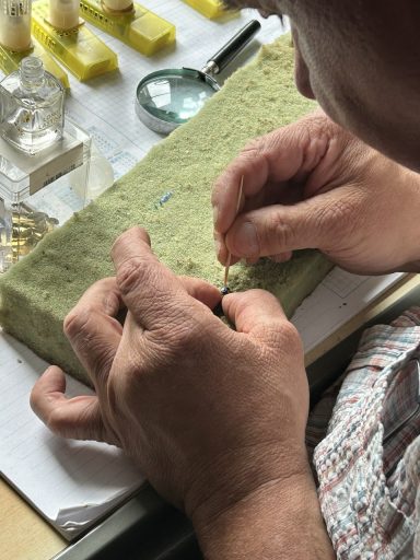 Markus Schreiber beim Markieren der Königinnen