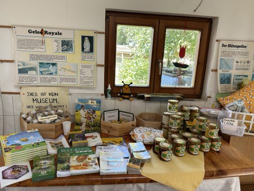 Infomaterial und Honig in seiner reinsten Form